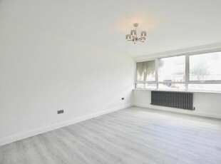 2 bedroom flat for rent in Staines Road, Ilford, IG1