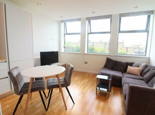 2 bedroom flat for rent in Streatham High Road, London, SW16