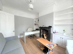 2 bedroom maisonette for rent in Lyndhurst Road, Bowes Park, London, N22