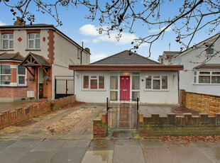 3 bedroom detached bungalow for rent in Eastmead Avenue, Greenford, Middlesex, UB6