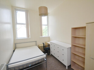 3 bedroom flat for rent in Birchfields Road, Rusholme, Manchester, M13