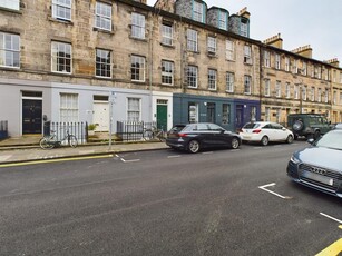 3 bedroom flat for rent in Cumberland Street, New Town, Edinburgh, EH3