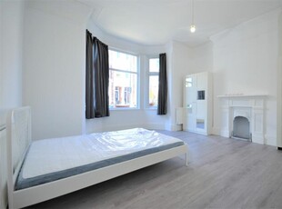 3 bedroom flat for rent in Ormiston Grove, W12