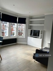 3 bedroom flat for rent in Wyneham Road, London, SE24