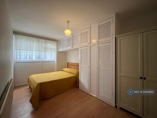 3 bedroom maisonette for rent in Maskelyne Close, London, SW11
