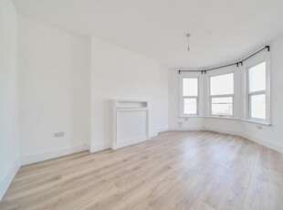4 bedroom flat for rent in Baring Road London SE12