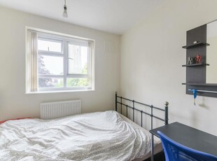 4 bedroom flat for rent in West House Close, Southfields, London, SW19