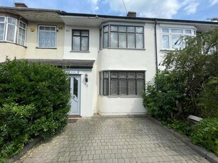4 bedroom terraced house for rent in Inverness Drive, Chigwell, Essex, IG6