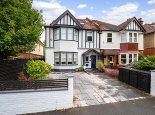 5 Bedroom House Surrey Greater London
