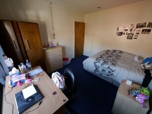 5 bedroom terraced house for rent in Mayville Avenue, Hyde Park, Leeds, LS6