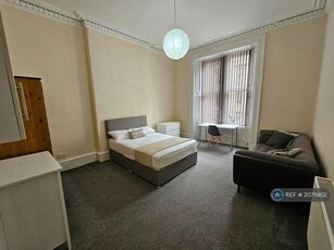7 bedroom flat for rent in West End Park Street, Glasgow, G3