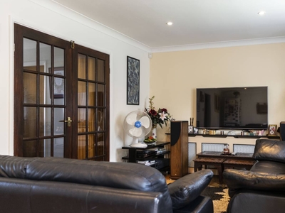 Cozy room to rent in 4-bedroom house in Croydon no couples