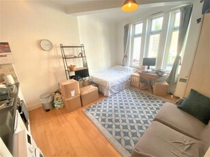 Studio flat for rent in The Mall, Ealing Broadway, W5