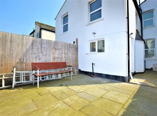 Terraced House to rent - Marmont Road, London, SE15