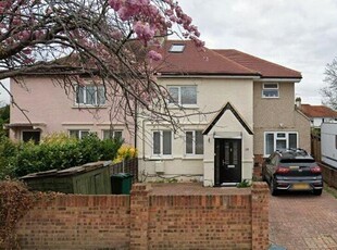 3 Bedroom Semi-detached House For Rent In Staines-upon-thames, Surrey