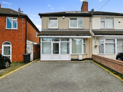 3 bedroom semi-detached house for sale in The Circle, Leicester, LE5