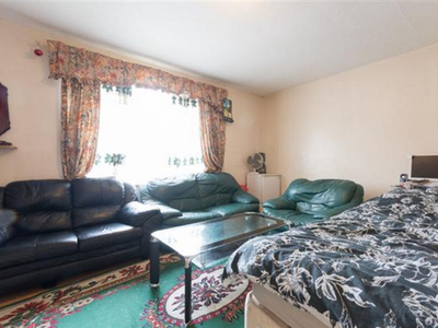 3 bedroom flat for sale Peckham, SE15 4HG
