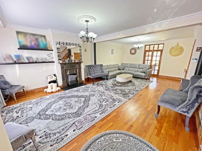 4 bedroom semi-detached house for sale Hounslow, TW5 9EY