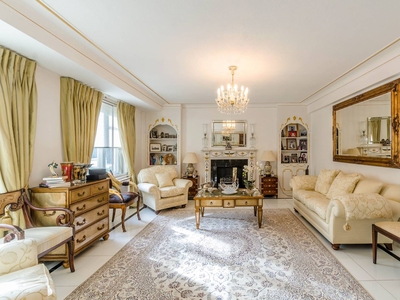 Flat in Bentinck Close, St John's Wood, NW8