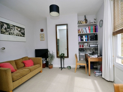 Flat in Hungerford Road, Hillmarton Conservation Area, N7