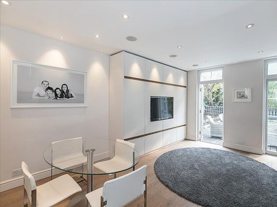 Mews house for sale in Greens Court, Lansdowne Mews, Holland Park W11