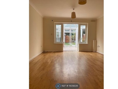 Semi-detached house to rent in B, Twyford RG10
