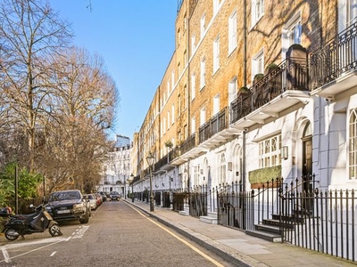 Terraced house to rent in Brompton Square, Knightsbridge, London SW3