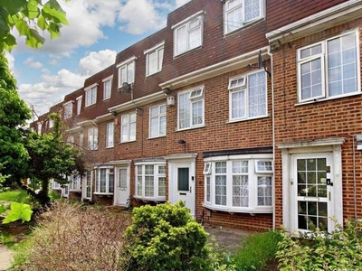 Town house to rent in Lansbury Avenue, Romford RM6