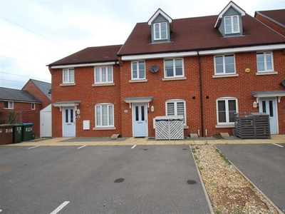Town house to rent in Merton Close, Aylesbury HP18