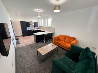 4 bedroom flat for rent in Medburn House, Barker Street, Shieldfield, Newcastle Upon Tyne, NE2