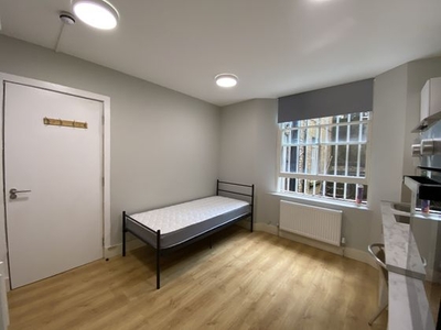 Studio flat to rent London, W8 6TH