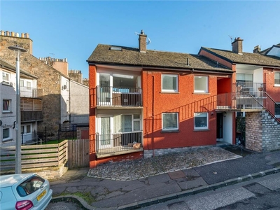 2 bed maisonette flat for sale in Newhaven