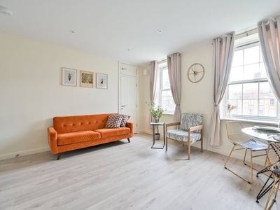 Flat in Comber Grove, Camberwell, SE5