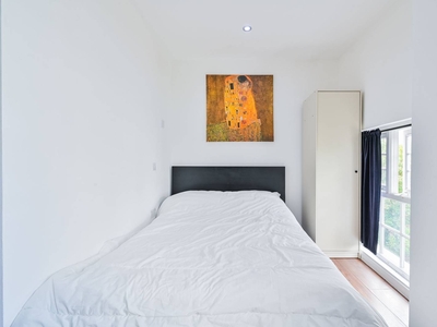 Flat in Eversholt Street, Mornington Crescent, NW1