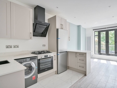 Flat in Devonshire Road, Colliers Wood, SW19