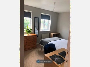 5 Bedroom Semi Detached House To Rent