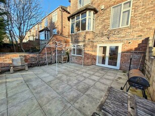 7 Bedroom Detached House To Rent