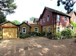 Luxury Terraced House for sale in Kingswood, England