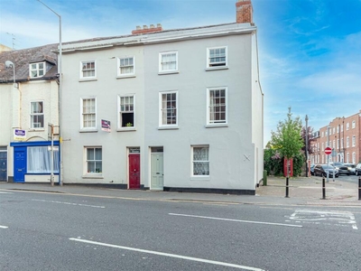4 bedroom end of terrace house for sale in London Road, Worcester, WR5