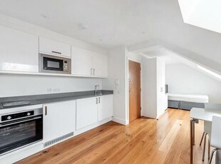 Studio Flat For Rent In Kilburn High Road, London