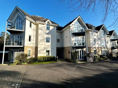2 Bedroom Ground Floor Flat For Sale In Close To Bournemouth Gardens, Dorset
