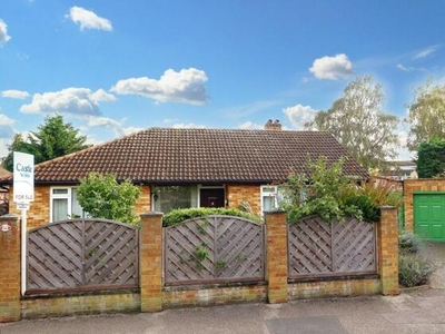 3 Bedroom Detached House For Sale In Walton-on-thames, Surrey