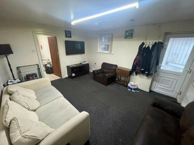 3 Bedroom Flat For Rent In Leeds, West Yorkshire