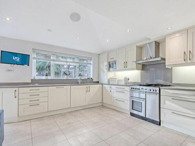 4 Bedroom Semi-detached House For Sale In Chigwell