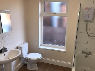 Shared accommodation to rent in Room 2, Flat 320, Beverley Road, Hull HU5