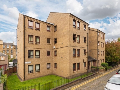 1 bed third floor flat for sale in New Town