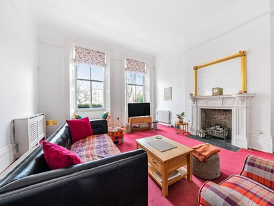 Flat in Nevern Square, Earls Court, SW5