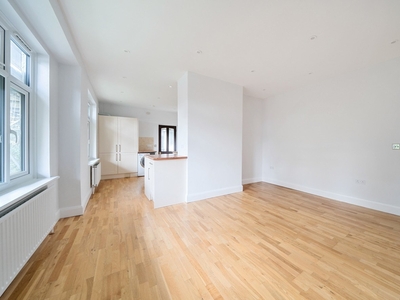 Flat to rent - Foxgrove Avenue, Beckenham, BR3