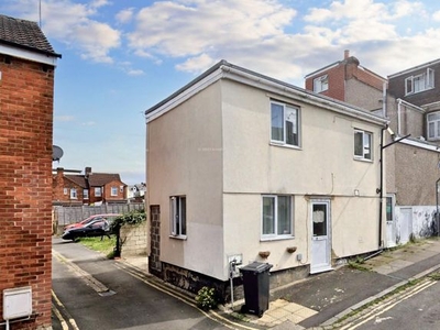 Flat to rent in Crombey Street, Swindon SN1
