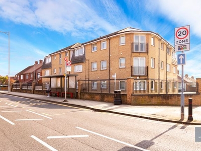 Flat to rent in New North Road, Ilford IG6